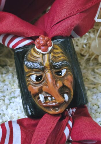 SCHH1016 Schalhalter Schwarzwaldhexe mit Bollenhut