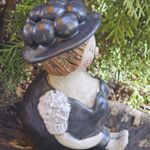 TF1006 Tonfigur Schwarzw&auml;lderin sitzend mit schwarzem Bollenhut