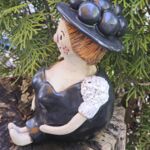 TF1006 Tonfigur Schwarzw&auml;lderin sitzend mit schwarzem Bollenhut