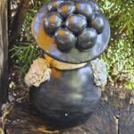 TF1006 Tonfigur Schwarzw&auml;lderin sitzend mit schwarzem Bollenhut