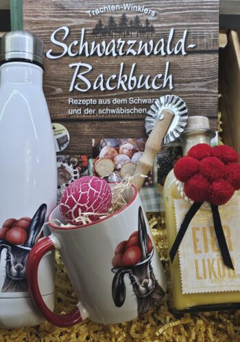 SCHB1003 Schwarzwaldbox Osterbox Schwarzwaldbackbuch, Hasentasse Hasenflasche