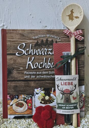 KBMG1002 Schwarzwaldkochbuch mit Schwarzem Salz Kochl&ouml;ffel Hexe Bollenhut