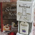 4001002 Schwarzw&auml;lder Kochbuch mit Altem Schwarzw&auml;lder Pfl&uuml;mli 7 Jahre gelagert