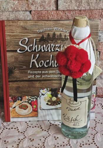 KS1000 Schwarzwaldkochbuch mit Kirschwasser 8 Jahre gelagert und Bollenhut