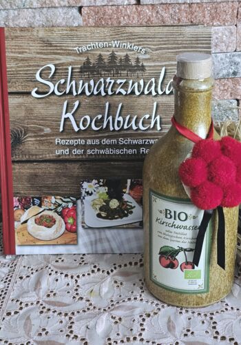 KBS1002 Schwarzwaldkochbuch mit edlem Bio Kirschwasser 500ml und Bollenhut