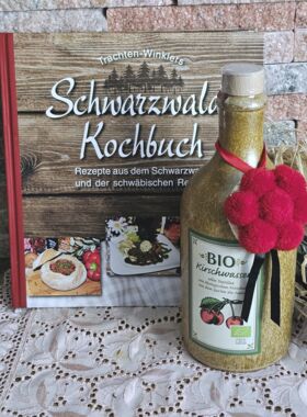 Schwarzwaldkochbuch mit edlem Bio Kirschwasser 500ml und Bollenhut