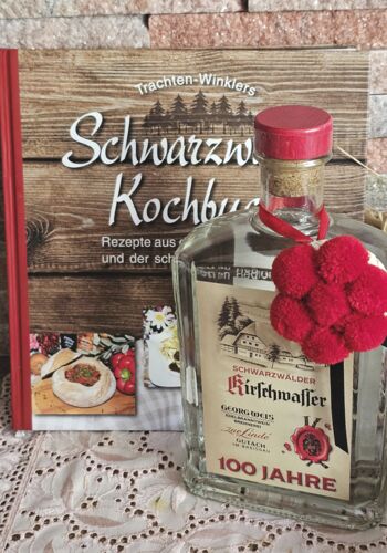 KBS1004 Schwarzwaldkochbuch mit edlem Kirschwasser Jubil&auml;ums Abf&uuml;llung 700ml und Bollenhut