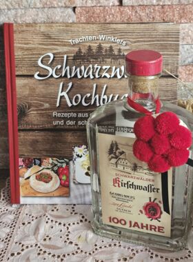 Schwarzwaldkochbuch mit edlem Kirschwasser Jubiläums Abfüllung 700ml und Bollenhut