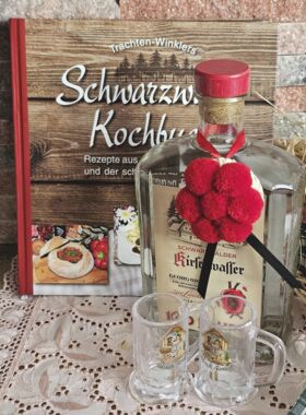 Schwarzwaldkochbuch mit edlem Kirschwasser Jubil&auml;ums Abf&uuml;llung 700ml und Henkelg&auml;ser Bollenhut