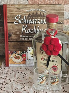Schwarzwaldkochbuch mit edlem Kirschwasser Jubil&auml;ums Abf&uuml;llung 700ml und 2 Henkelg&auml;ser Bollenhut