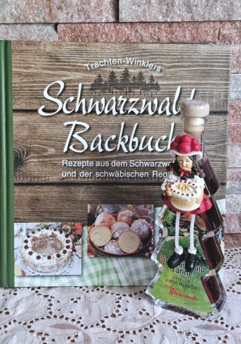KB10011 Schwarzw&auml;lder Backbuch mit Kirschlik&ouml;r B&auml;umle Magnet Schwarzwaldm&auml;del