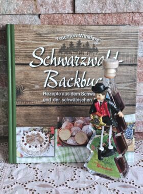 Schwarzw&auml;lder Backbuch mit Kirschlik&ouml;r B&auml;umle Magnet Schwarzwaldbub