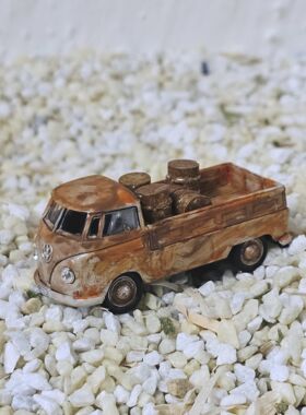 VW Bulli Vintage handgefertigt mit 4 alten rostigen F&auml;ssern