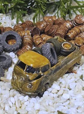 VW Bulli Vintage Schrottoptik mit Reifen beladen