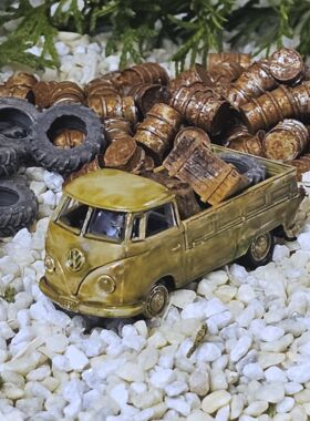 VW Bulli Vintage Schrottoptik mit Reifen Kiste, Wanne beladen